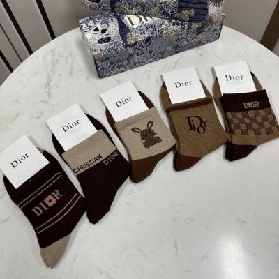 特 Dior 迪奥D家新品中筒袜子 一盒五双 纯棉材质 上脚柔软舒适 经典的D家字母Logo 炒鸡Nice大牌出街 潮人必备超好搭