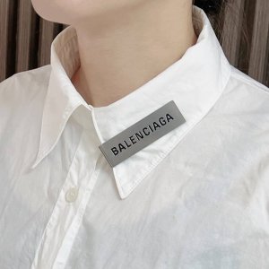 巴黎世家 Balenciaga 胸针、包夹、简单大方 大牌金质感饱满 ，搭配衣服超好看 ！