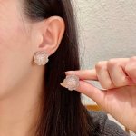 chanel香奈儿 中古 双C耳钉原版复刻Logo 小香家的款式真心无需多介绍每一款都超好看，精致大方，非常显气质.