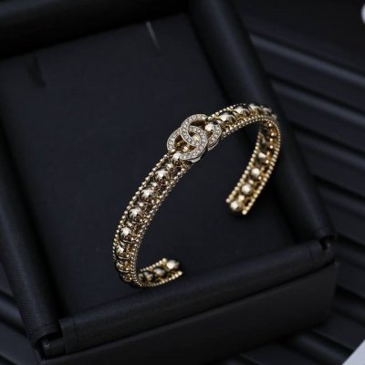 Chanel金珠手镯除了惊艳还是惊艳 巨美巨好看 巨巨无敌简约大方日常款 风格永存 经典永在 如若想回归简约经典 那么这款非常的推荐
