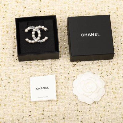 206575 我们出品 量大咨询客Fu！ 最最新款双C珍珠 Logo Brooch 最爱，最经典的系列没有之一，因为，它太美太美了绝对必入，这一季 太不容易了，