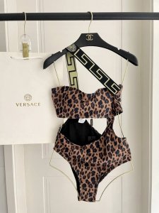 范思哲连体泳衣适合多种场景的游泳衣♀海边 游泳池 温泉 水上乐园 漂流都可以内搭外穿也完全可以 面料：透气舒适。速干弹性的游泳衣更加帖肤易清洗 码数：S M L