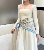 鞍上世界”90方巾-18Mm双面同色 手工卷边斜纹真丝方巾 100%桑蚕丝 。 这款爱马仕的经典单品展现强大而迷人的女性魅力精髓。此90方巾推陈出新，诠释无限的