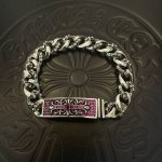 专柜品质Chrome Hearts克罗心经典麻花复古半花十字架粉钻手链 凹凸造型不同的花纹设计风格 呈现出与众不同 十字架 童军花是克罗心的志 所以更经久不衰