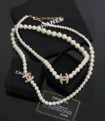 秋冬毛衣链Chanel 毛衣链 可重叠配戴 小香 大小珍珠链 原单狠货 进出专柜无压力，代购级别 Ch Nel 香奈儿经典喷砂质感 原版金 珍珠毛衣链，这款绝对