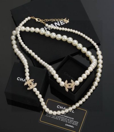 秋冬毛衣链Chanel 毛衣链 可重叠配戴 小香 大小珍珠链 原单狠货 进出专柜无压力，代购级别 Ch Nel 香奈儿经典喷砂质感 原版金 珍珠毛衣链，这款绝对