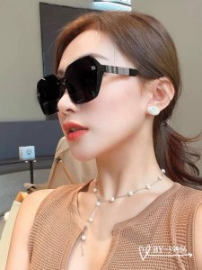 Burberry-巴宝莉 . 宝丽来树脂偏光镜片 . Tr镜架轻便佩戴舒适 . Size 61-15-150 . 新款太阳镜明星同款 减轻强光负担 遮挡有害光线