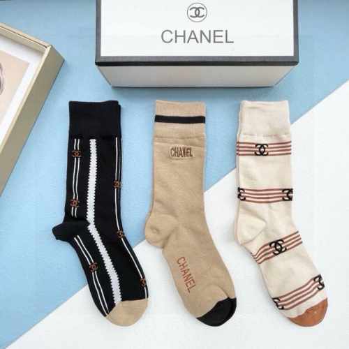 配包装 一盒四双 Chanel 香奈儿高品质超级爆款网红袜子小香家官网同步刺绣字母中筒袜，Ins明星网红推荐火爆至极纯棉材质，轻薄柔软透气，四季通用，欧美大牌街