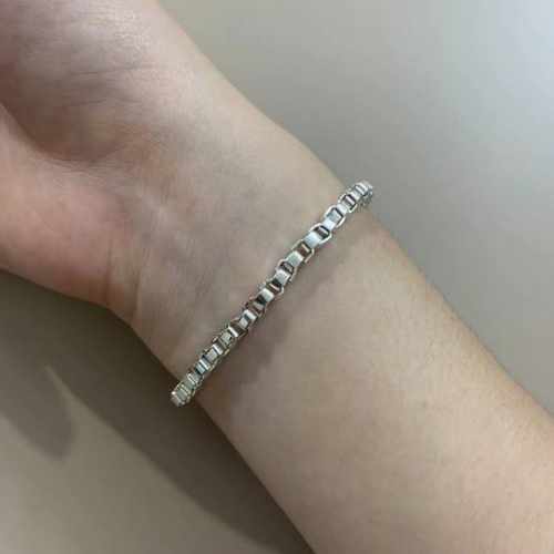 tiffany蒂芙尼扣环扣四方盒手链 ，男女可配戴可盐可甜，光泽感强，是那种简单又能加分的没错了，日常通勤百搭，不挑人每一个链环处的衔接设计得都很灵巧，不会有轻