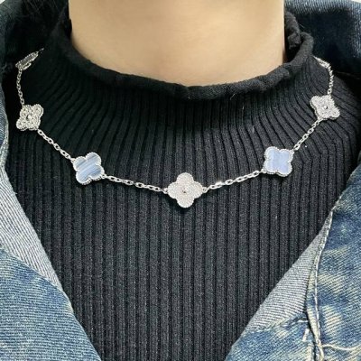 V金材质 Vca天然紫玉髓间隔钻十花四叶草项链 Cleef&Arpels 四叶草 此系列设计灵动 线条流畅 易于佩戴 展现无限搭配的可能 为每一位女性的生活带来