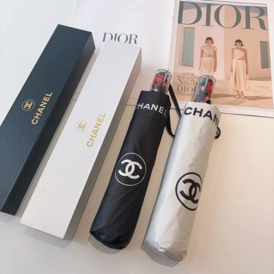 chanel 香奈儿 三折自动折叠晴雨伞 集合香奈儿灵魂Logo为一体的设计风格高雅奢华 带在身上带来独特视觉效果 为伞而动，骄阳烈日下，有独家防晒科技！伞面选
