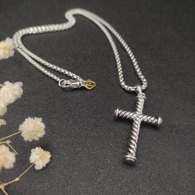 david Yurman 银色十字架项链。链条粗3Mm，长度50+5Cm或长度60+5Cm延迟链 编号Dyxl-002