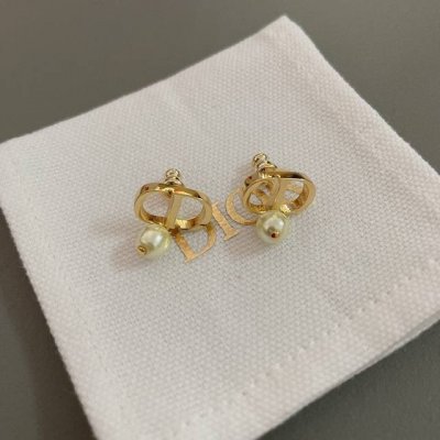 高品质 细节如图 Di R珍珠字母耳钉 字母抢钱啊，Dor是魔鬼，太太太好看了，我们一致致Zp，黄铜材质，每个字母的棱棱角角跟足Zp来，珍珠也是特殊定制回来，细
