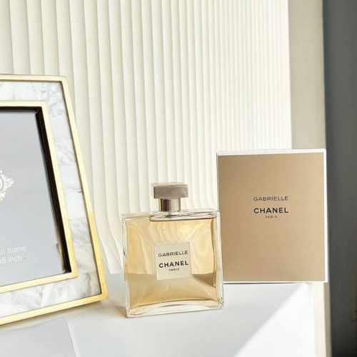 高品质 香奈儿嘉伯丽尔浓香水100Ml Chaenl香奈儿新品嘉柏丽儿Gabrielle花香调女士香水100Ml 香调:花香调 前调:橘子、葡萄柚、黑加仑 中调