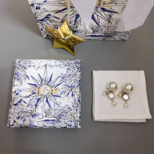 我们出品 D镜子吊珠双珠耳钉 Z 4300！走秀款！绝美，配包装！经典的大小珠设计！搭配镜面配件吊坠时尚感爆棚太绝了！气质中带点未来感！真正的低调奢华有内涵！经
