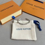 lv 手镯，Lv Volt Multi 模仿立体的浮雕效果，你可以看到宽边镯壁上交替嵌入 L 、 V 字样的几何图案，金质表面经过细致抛光，拥有平滑的触感和细腻