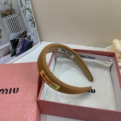 配包装 Miumiu 缪缪 最新款定制发箍，细节全部实拍！特制面料非常显质感、经典百搭而又永不过时