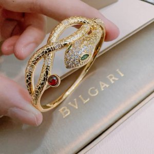 宝格丽手链手镯V金材质。Bvlgari宝格丽 Divas‘ Dream 系列 品相完美，细节无敌，那种独特的色泽完全无可挑剔，再缀以经典指环外形设计，简约之余却