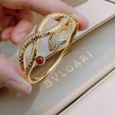 宝格丽手链手镯V金材质。Bvlgari宝格丽 Divas‘ Dream 系列 品相完美，细节无敌，那种独特的色泽完全无可挑剔，再缀以经典指环外形设计，简约之余却