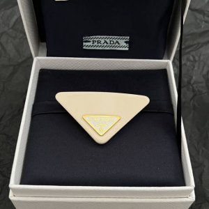 prada 普拉达 发夹 爆款新品 精致耐看 华丽登场 整体细节非常令人惊喜 典雅而时尚 突显法式高雅气息