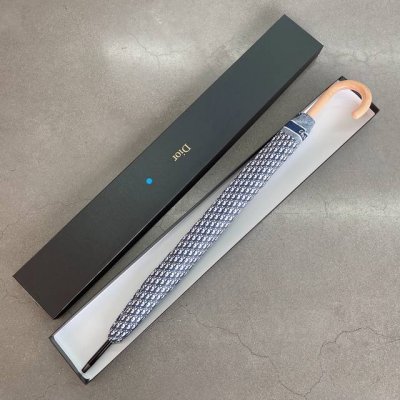 Dior 迪奥 长伞 绝对是今年消费者大大的福利 迪奥爱好者们不容错过的精品 配高档原版包装火爆明星同款 全自动一键即开 优雅实木手柄 奢华舒适 握感超级棒 无