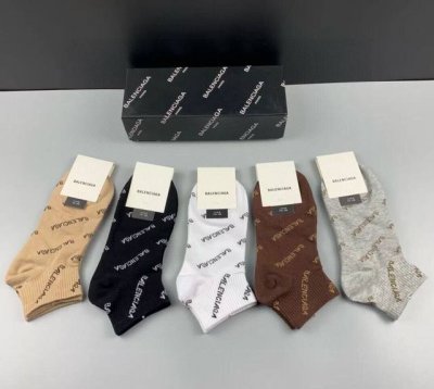 特 Balenciaga 巴黎世家大巴黎经典女款袜子 一盒五双 纯棉材质织造，上脚柔软舒适，精挑细选的颜色搭配大巴黎经典Logo大牌出街，潮人必备超好搭