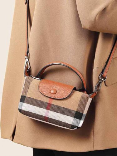 Burberry巴宝莉手机包 经典格子帆布拼接牛皮 斜挎小包官网同款 Mini手提包包 生活出门不需要带现金的时代 这个包完全可以满足你日常使用 尺寸 18X1