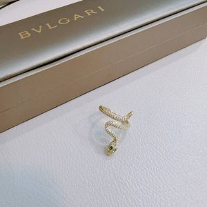 宝格丽戒指V金材质 Bvlgari宝格丽 Divas Dream 系列 品相完美 细节无敌 那种独特的色泽完全无可挑剔 再缀以经典指环外形设计 简约之余却又优雅