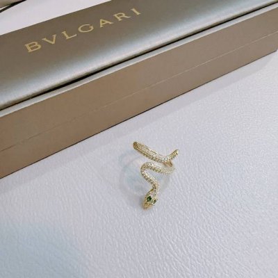 宝格丽戒指V金材质 Bvlgari宝格丽 Divas Dream 系列 品相完美 细节无敌 那种独特的色泽完全无可挑剔 再缀以经典指环外形设计 简约之余却又优雅