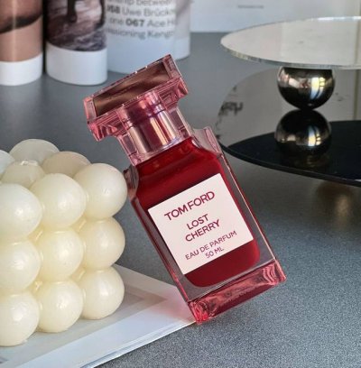 专柜品质 Tf Lost Cherry 迷恋你的一切 透明的瓶身，深漆红的内胆，正如流淌在内的 Lost Cherry 樱桃香汁，黑樱桃糅合香甜苦杏仁油绽放出香