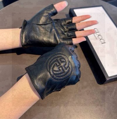 新款独家首发触屏手套 Gucci古奇新款高档羊皮手套女神集美们首选 不可错过百分百选用进口羊皮 皮质细腻柔软 认准进口羊皮特有手感羊绒内里保暖更佳 顶级做工任何