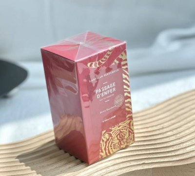 专柜品质 隐凡之路虎年限定 阿蒂仙的经典-隐凡之路 说到阿蒂仙它是一个来自法国巴黎的小众香水品牌但大家每每提起这个品牌第一想到的一定是隐凡之路吧 作为阿蒂仙的经