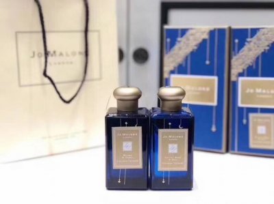 专柜品质 祖马龙蓝色瓶星空浪漫新月限量版100Ml！丝绒玫瑰与乌木芳唇古龙水，没药与零陵香芳醇古龙水。 1: 没药与零陵香，中性香，它的香气对男人和女人都充满诱