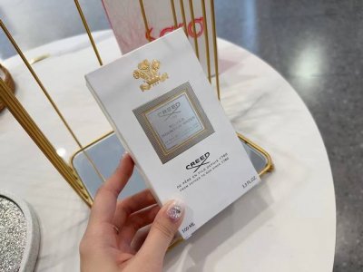 专柜品质 ： Greed银色山泉 100Ml 你闻起来很贵 朴灿烈 王子异等众多明星同款香水 朋友不停向我安利 超适合气质干净 性格清冷的女孩 像倪妮和郭碧婷那
