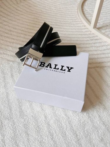 Bally (巴利) 时尚休闲男士皮带 简约而不失格调，尽显优雅风范。宽度3.4Cm，适配多种穿搭风格。经典“B”字扣头，是品质与时尚的象征，无论是商务场合还是