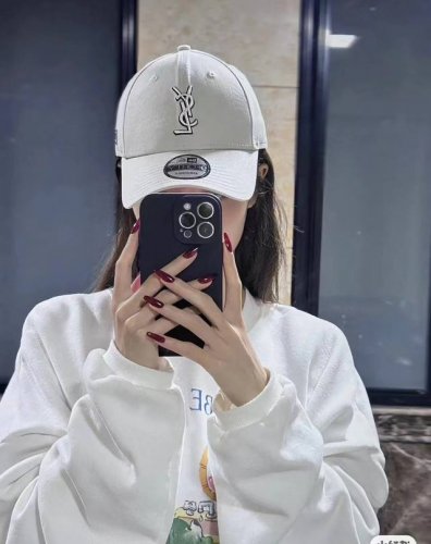ysl圣罗兰 专柜同款原单 字母刺绣棒球帽 韩系风 一款简单休闲风的棒球帽 是牛仔的款式 减龄百搭 适配度很高！ 简单随性~ 字母刺绣部分也很精细 出街拍照拗造
