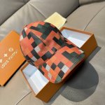 配包装布袋，Lv路易威登新款原单棒球帽，七彩棋盘格，1:1开模订制，原版专柜Pu皮革+头层牛皮包边，长年爆版，质量超棒，基础头围56，贴片可调节。