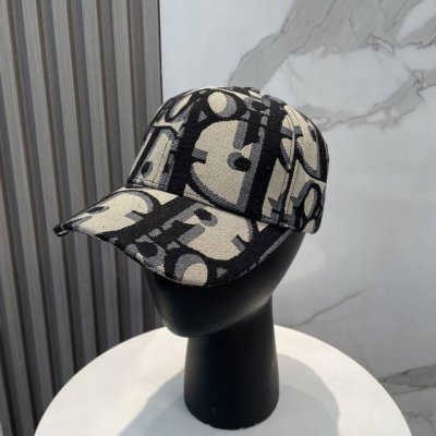dior 迪奥 新款原单棒球帽， 复古韵味十足，专柜热门新款，1纯棉内里，轻盈透气！质量超赞，基础头围56，贴片可调节。