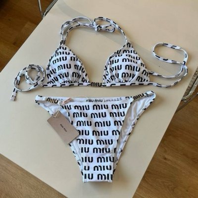 Miumiu缪缪新款分体泳衣适合多种场景的游泳衣♀海边 游泳池 温泉 水上乐园 漂流都可以内搭也完全可以 连体设计遮肉显高挑 腹部有点肉肉也不影响咱美美的 面料