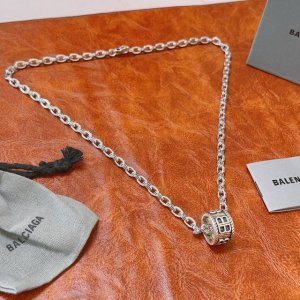 原单货新品 巴黎世家项链 Balenciaga 新款项链专柜一致 细节做工精细 每个细节流程到位 设计工艺精细 火爆款出货 设计独特 复古风格 巴黎世家项链
