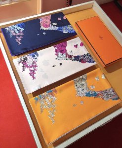 Shms2275先到先得爱马仕最新 轻扬花衣 90Cm真丝方巾 春临大地 一匹骏马昂首扬蹄 姿态傲然 宛如灵感缪斯 花神芙罗拉 是你在施展神力吗 跻身自然之神的