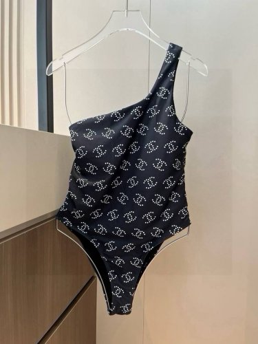 chanel 香奈儿连体泳衣 适合多种场景的游泳衣 海边 游泳池 温泉 水上乐园 漂流都可以内搭也完全可以 连体设计遮肉显高挑 腹部有点肉肉也不影响咱美美的 背
