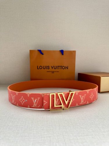 特 Lv Initiales 4.0宽双面腰带是 年春夏男装系列的配饰。Taga 皮革触感柔软，与另一面的Monogram 帆布碰撞色彩。同色 Lv 字母以抛光