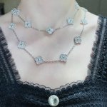 V金镀咪金 Vca高级满钻20花四叶草项链 Cleef&Arpels 四叶草 此系列设计灵动 线条流畅 易于佩戴 展现无限搭配的可能 为每一位女性的生活带来丰富