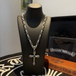 新款 专柜品质 Chrome Hearts克罗心 经典十字架字母项链 十字架吊坠 凹凸造型不同的花纹设计风格 呈现出与众不同 十字架 童军花是克罗心的志 所以更
