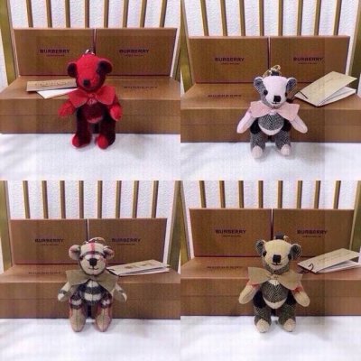 元配图片原版包装 巴宝莉Burberry官网格纹羊绒Thomas泰迪包饰与钥匙扣。 独家新款上市！全国独家实拍Thomas 泰迪熊吊饰，选用柔软的格纹羊绒织物精
