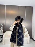 Gg图案中的经典王渠道原单正品 稀有的原标齐全 官网同款货号 配有流苏饰边的精致双面提花羊毛围巾 饰有品牌标志性的Gg图案 可以用一万年都不会过时 N多明星的挚