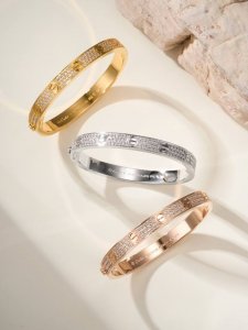 手镶版 经典宽式满天星Love手镯，手镶钻版是高级版本，外观与蜡镶钻一致，区别就是钻位，因为需要人工把每一颗钻手工镶嵌安装，耗时久，生产效率低，通常手工镶钻都是