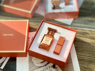 专柜品质 tf情人节套装Tf苦桃50毫升Tf苦桃限定口红套盒 汤姆福特立足于精致 大胆的品牌美学 极富性感的冲击力 tf 新款桃子香水50Ml Bitter p