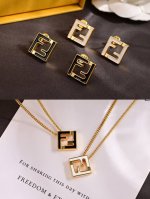 项链 耳环 新品Fendi 芬迪 Logo套装 高端定制 爆款新款 简单大方 华丽登场 ，很难见到如此熟悉 素雅的套装，精致 非常适合日常搭配，宝宝们，这个绝对